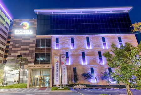 Andong Richell Hotel Отели рядом с достопримечательностью «Dosanseowon Confucian School»