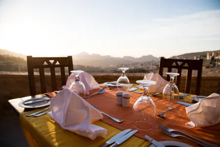 The Old Village Hotel & Resort Отели рядом с достопримечательностью «Храм Душареса»