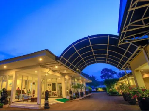 โรงแรมเจิงกาเรง ทรานสิท - พร้อมระเบียง