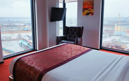 The Parc Hotel Отели рядом с достопримечательностью «Free Synagogue of Flushing»