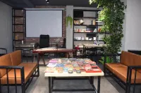 Not Alone Minyao Youth Hostel