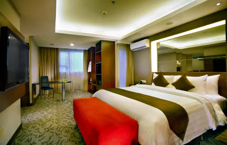 Aston Pluit Hotel & Residence Отели рядом с достопримечательностью «Hutan Mangrove PIK 2»
