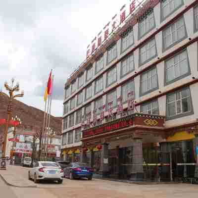 芒康綠野大酒店(芒康縣客運站店) Hotel Exterior