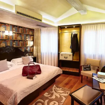 Hotel Saturnia & International Отели рядом с достопримечательностью «Галерея «А плюс А»»