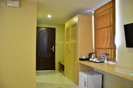 Royal Pavilion Hotel Отели в г. Insein