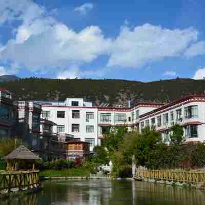 林芝峯行驛藏泊花園酒店 Hotel Exterior
