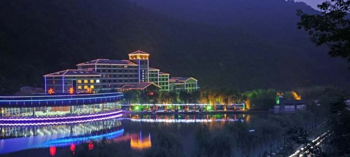 Chongdugou Waterscape Hotel Hotele w: Powiat Luanchuan