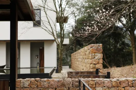 Qiandai Shanju Holiday Hotel (Jingshan) Отели рядом с достопримечательностью «Shangougou Scenic Resort»