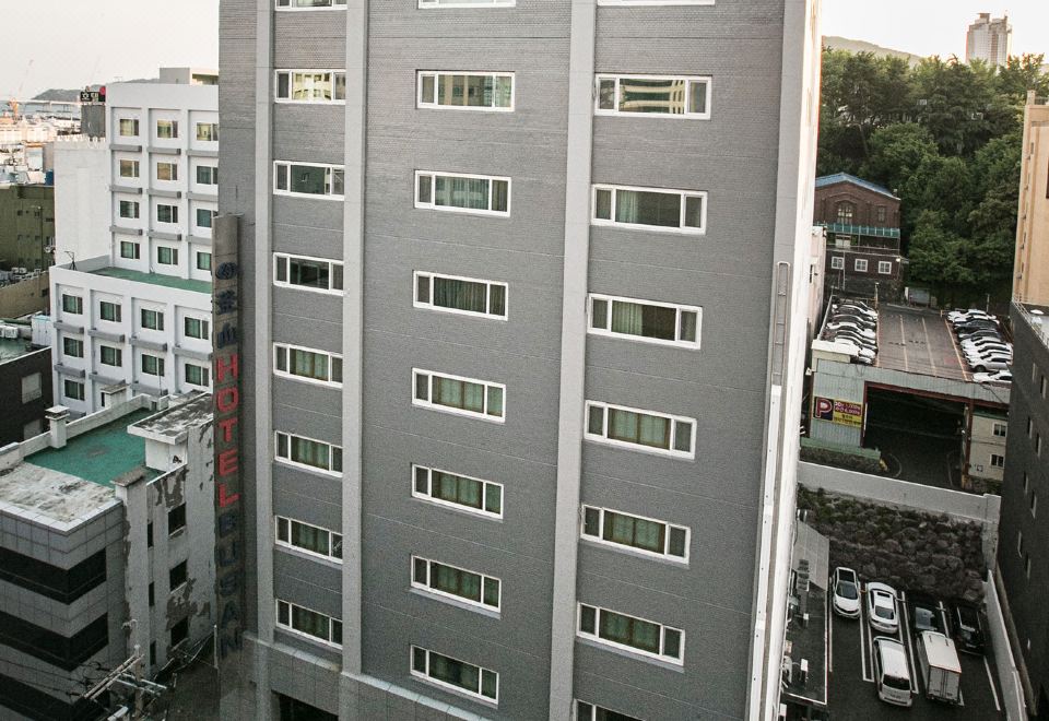 부산관광호텔 창밖으로 보이는 용두산 공원 뷰