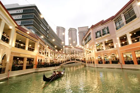 MaxStays Max Style at the Venice Residences Отели рядом с достопримечательностью «Citi Plaza»