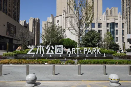 Joy Light Luxury Hotel (Zhengzhou Henan University of Technology Metro Station) Отели рядом с достопримечательностью «Henan University of Technology (Lianhua Street Campus)»