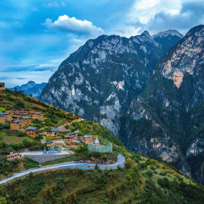 Shangri-La Snow Mountain Hotel On the iceberg Hotels near Balagezong Scenic Area