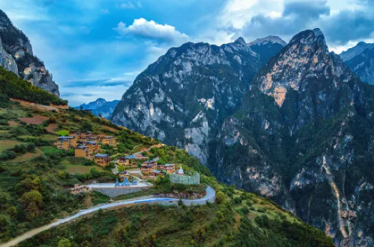Shangri-La Snow Mountain Hotel On the iceberg