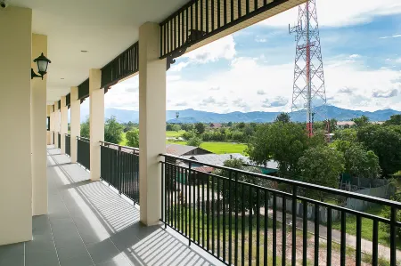 SakSukSmile Resort Отели рядом с достопримечательностью «Wat Traphang Tong Lang»