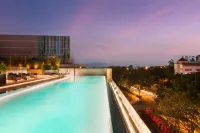 Joyze Hotel Xiamen，Curio Collection by Hilton - Infinity Pools