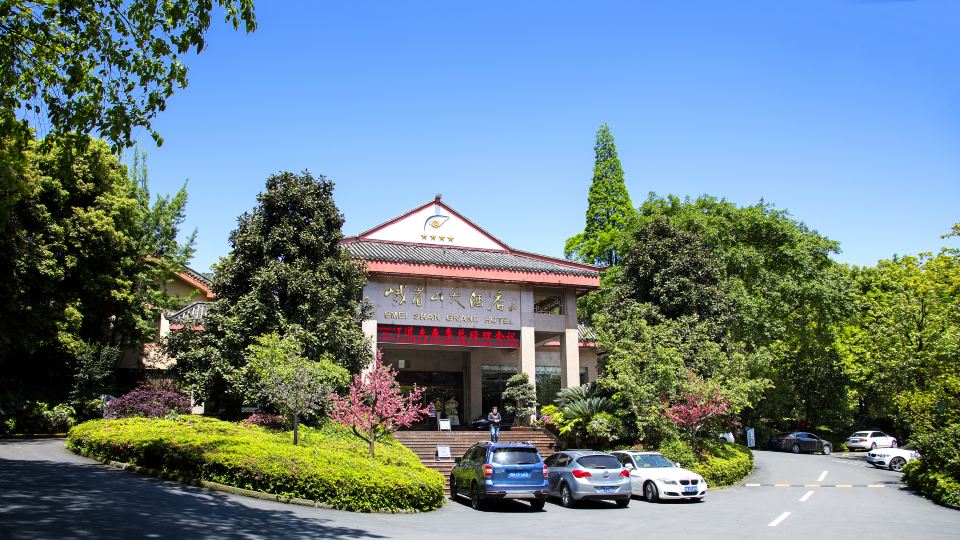 Emeishan Grand Hotel (Emeishan Scenic Area Baoguo Temple)