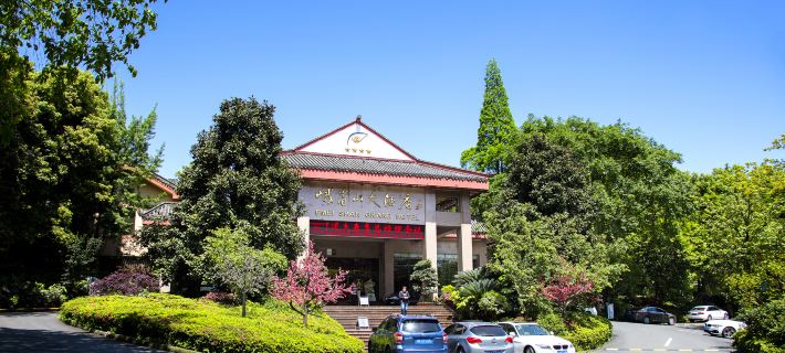 Emeishan Grand Hotel (Emeishan Scenic Area Baoguo Temple) Hotele w: Emeishan City