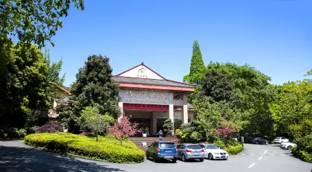 Emei Shan Grand Hotel Отели рядом со станцией Emeishan Railway Station