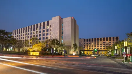 Holiday Inn Shanghai Hongqiao Отели рядом с достопримечательностью «Nanfang Xiuxian Guangchang Taiwan Fengqing Street»