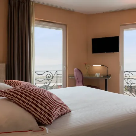 The Originals Boutique Hôtel Alizé Évian-Les-Bains Отели рядом с достопримечательностью «Железнодорожный вокзал Эвиан»