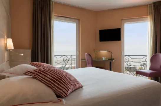 The Originals Boutique Hôtel Alizé Évian-Les-Bains Hotels near Evian Train Station