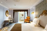 Haikou Monet Garden French Light Luxury Hostel (Qilou Old Street)