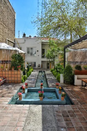 Tehran Heritage Hostel Отели рядом с достопримечательностью «Тегеранский Большой Базар»