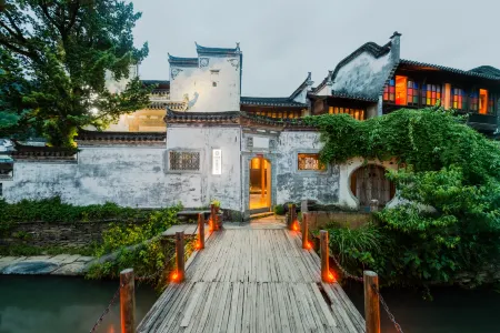 Floral Lux Hotel · Yishu Yijia Cultural Station Hotel Отели рядом с достопримечательностью «Jiangling Scenic Area»