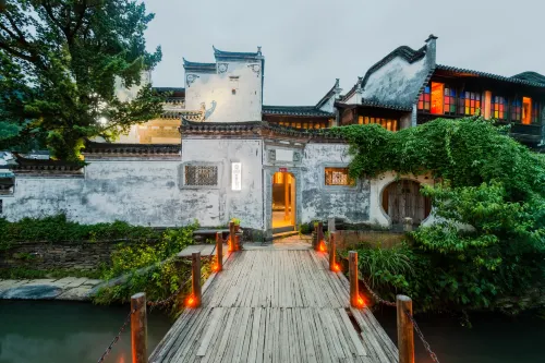 Floral  Hotel · Yishu Yijia Cultural Station Hotel - Historic Hotels