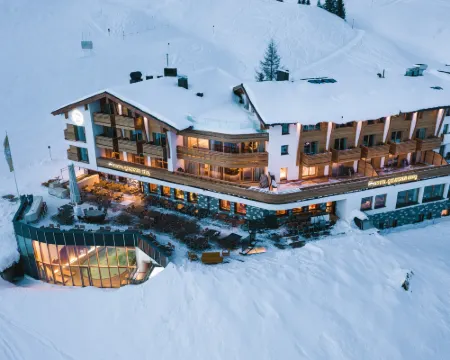 골데네르 베르크 블루덴츠 호텔