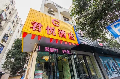 Jun Yue Hotel (Zhengzhou Erqi Square Dennis David City)
