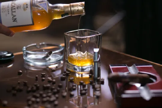 King Hotel Astana Отели рядом с достопримечательностью «Парк Влюбленных»