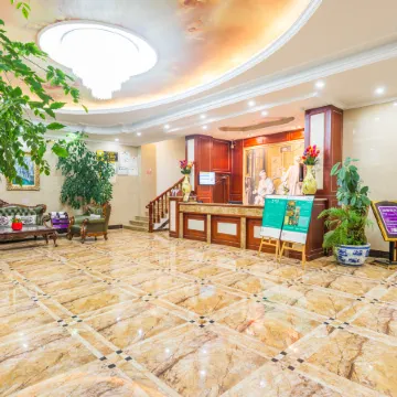 CLOUDS Hotel (Luoping Margaret)