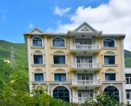 Luding Bashite Farmhouse Hotels near Erlang Mountain Tunnel