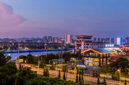 Atour Hotel (Huangshan Ancient Street, Xin'an Riverside)