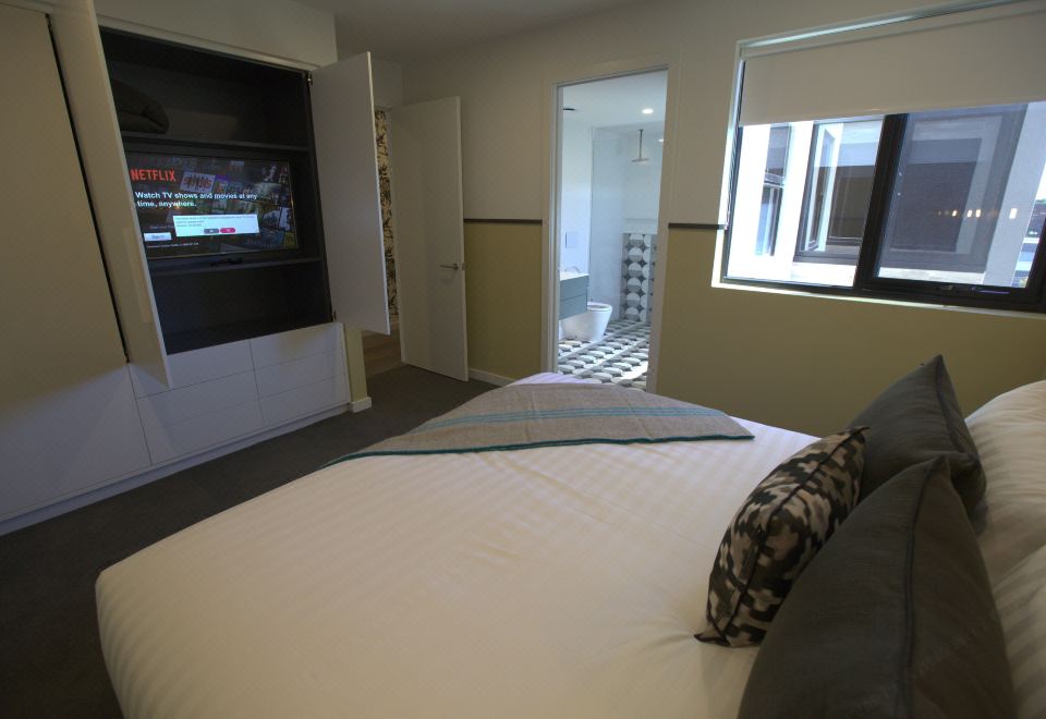 카멜 앳 소렌토의 현대적인 거실 인테리어