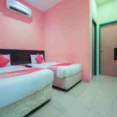 OYO 44078 the Island Hotel Rooms