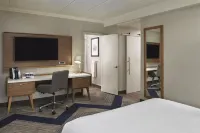 Four Points by Sheraton Windsor Downtown Отели рядом с достопримечательностью «Университет Ассумпшен»