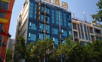 Lanuo Hotel (Hezhou Municipal Square)