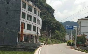 Xiaoqikong Yijiaxin Inn