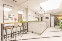 Zhangjiagang Meet Light Hotel (Shazhou Pedestrian Street)