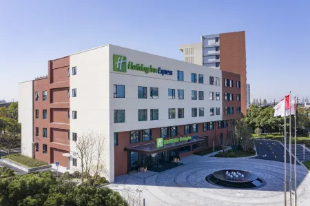 Holiday Inn Express Shanghai International Tourism Resort Отели рядом с достопримечательностью «Shanghai University of Medicine & Health Sciences (Pudong Campus)»