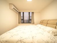 客尔国际公寓(广州西朗地铁站店) - 复式影音三床房