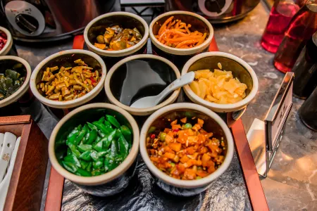 Yitel Zhishang Hotel (Shanghai DIYiBaBaiBan Shangcheng Road Subway Station) Отели рядом с достопримечательностью «Lujiazui Library 24-hour Self-service Returning Books Service»