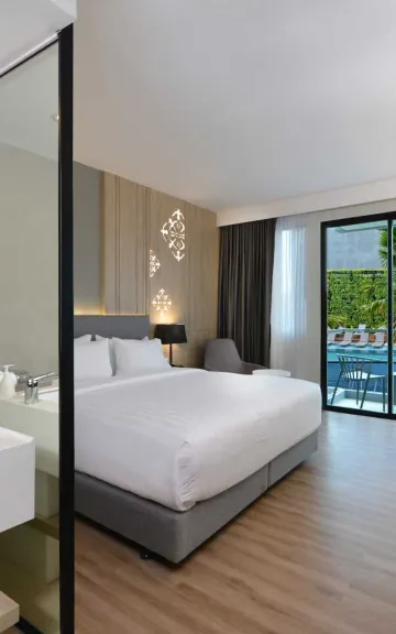 ห้องดีลักซ์ เตียงใหญ่ พร้อมวิวสระว่ายน้ำ