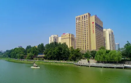 Ramada Plaza by Wyndham Weifang Отели рядом с достопримечательностью «Shandong College of Information Technology - Teaching Building»