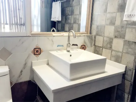 Qing Niao Yi Shu Hotel Отели рядом с достопримечательностью «Kunming University of Science and Technology Chenggong Campus Library»