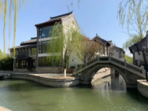 Shangquan Lishe Spring Culture (Daming Lake Chaoran Tower) Hotels in Jinan