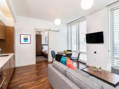 Pod Times Square Hotels near تشارجينج بول