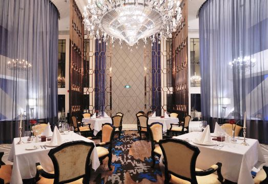 1. 둥관 칸더 인터..